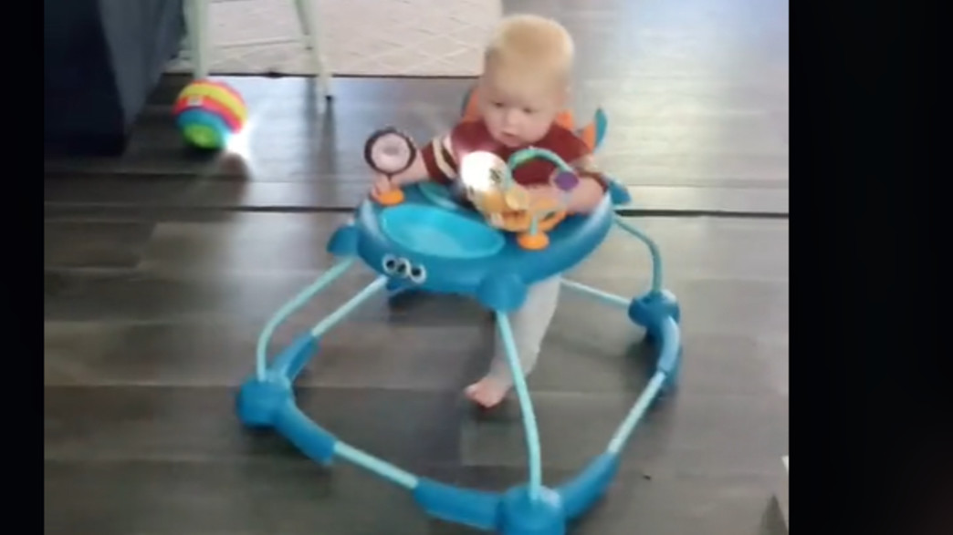 תינוק דוהר למקרר