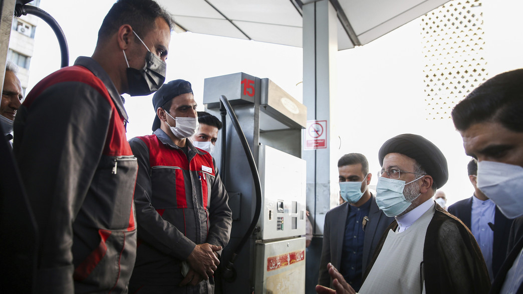 ראיסי בביקור בתחנת דלק באירן