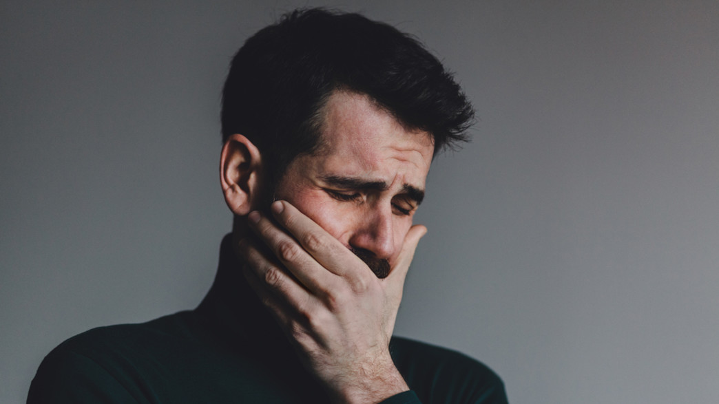 גבר בוכה  (צילום: Shutterstock)