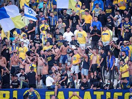 האוהדים הצהובים הגיעו לק"ש לדחוף את קבוצתם (צילום: אנצ'ו גוש, סוכנות ג'יני)