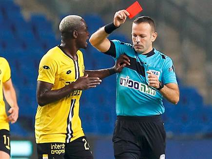 הרבה עצבים וגם אדום אחד (צילום: אלן שיבר)