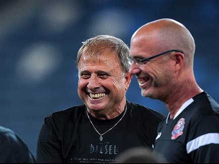 וגם אלישע לוי יכול לחייך (מאור אלקסלסי)