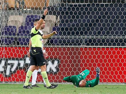 העצבים החלו לחלחל. האדומים התלוננו על בזבוזי זמן של האורחת (אלן שיבר)