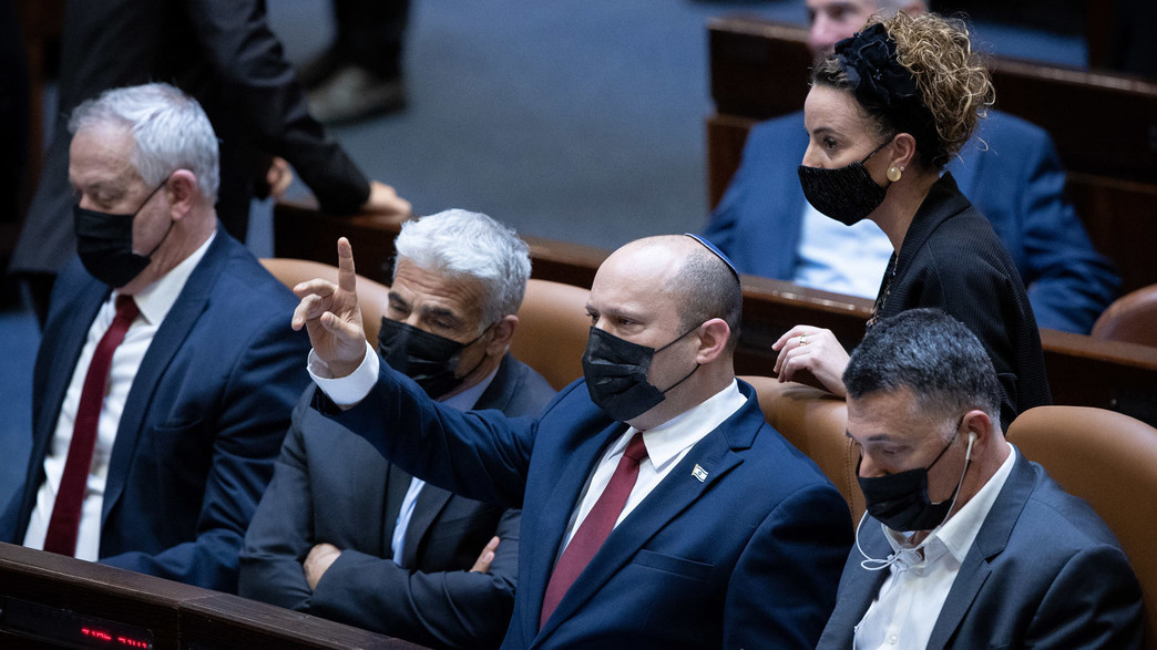 בנט מצביע במליאת הכנסת לצד לפיד, גנץ סער (צילום: יונתן זינדל, פלאש/90 )