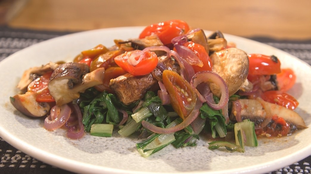 סלט חם של אנטיפסטי, פטריות ומנגולד