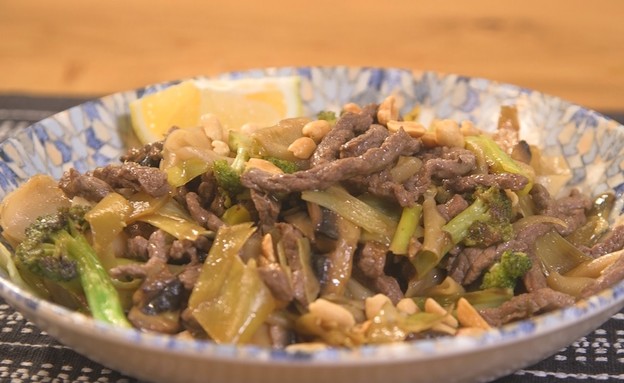 מוקפץ בקר ירקות ויריעות אורז כמו במסעדה (צילום: אמהות מבשלות ביחד, ערוץ 24 החדש)