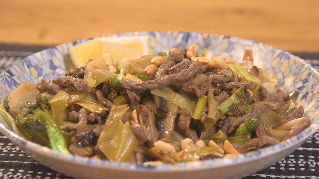 מוקפץ בקר ירקות ויריעות אורז כמו במסעדה מוקפץ בקר ירקות ויריעות אורז כמו במסעדה