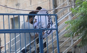 אליעזר ברלנד מוכנס למשרדי ימ"ר ירושלים לחקירה (צילום: חיים גולדברג, כיכר השבת)