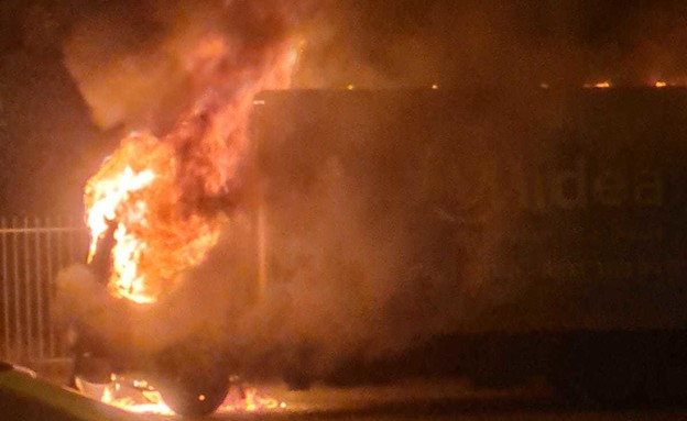 אוטובוס ברמלה שלפי החשד הוצת בידי מחבל מעזה