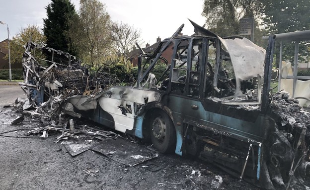 חטיפת ושרפת אוטובוס באירלנד הצפונית (צילום: SKY NEWS)