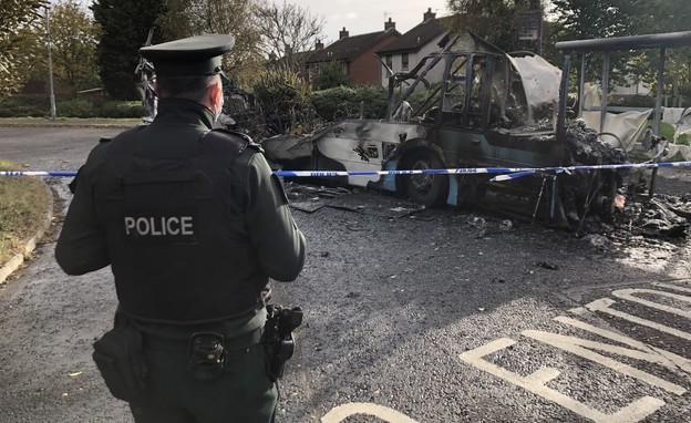 חטיפת ושרפת אוטובוס באירלנד הצפונית (צילום: SKY NEWS)