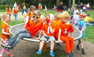 ילדים במגרש משחקים בעיירה ליד אמסטרדם (צילום: ingehogenbijl, shutterstock)