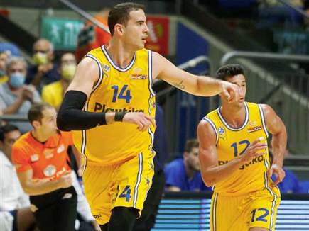 משחק נהדר שלו. עוז בלייזר (אלן שיבר)