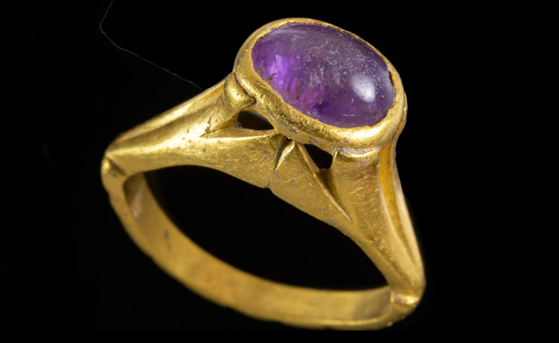 טבעת זהב נחשפה ביבנה (צילום: דפנה גזית, רשות העתיקות)