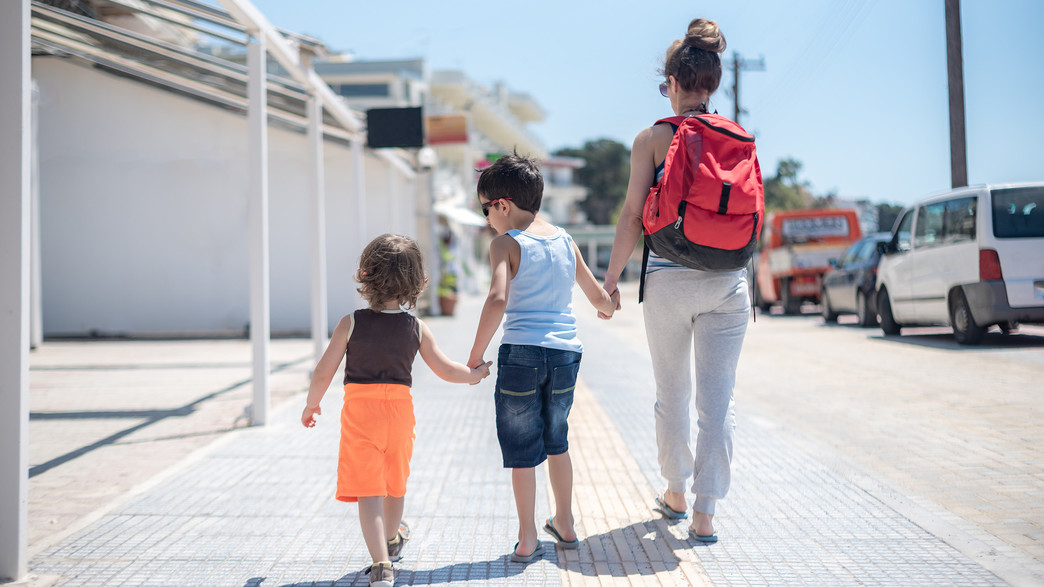 אמא ושני ילדים