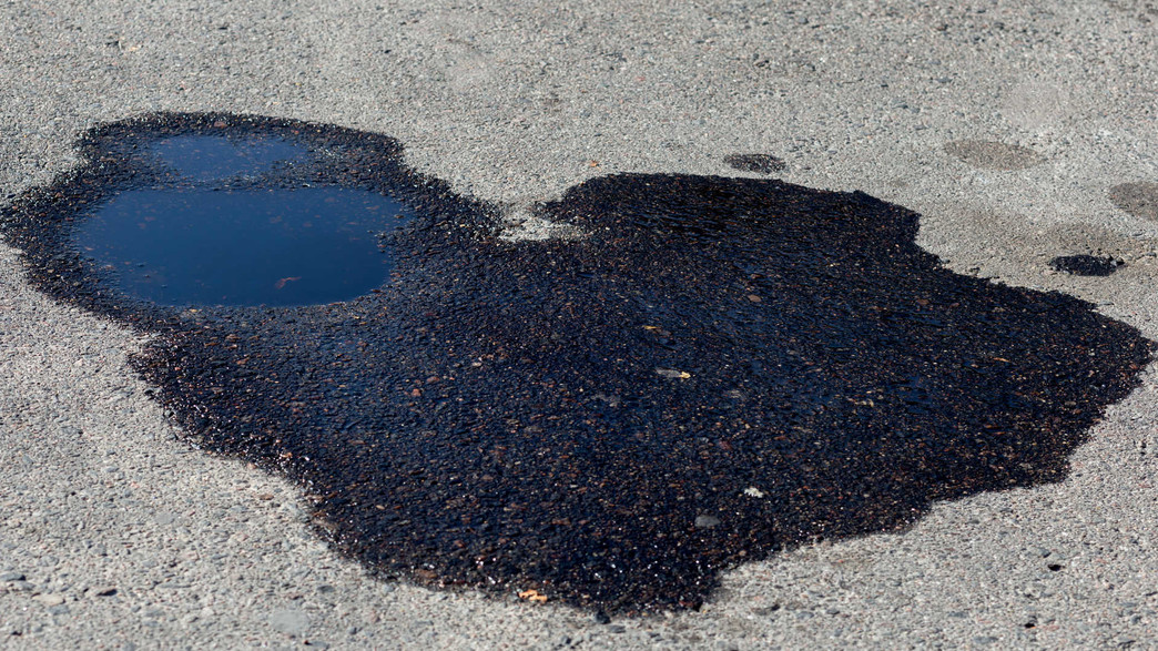 כתם שמן על הכביש