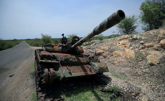 טנק של הצבא האתיופי שנפגע בקרבות (צילום: reuters)