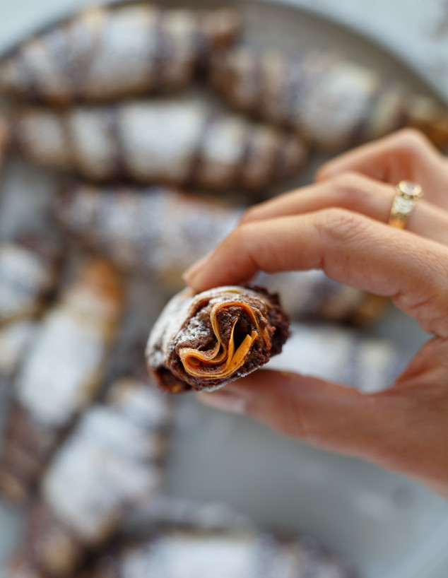 רוגלך שוקולד וטחינה מבצק פילו - תקריב (צילום: נופר צור, mako אוכל)