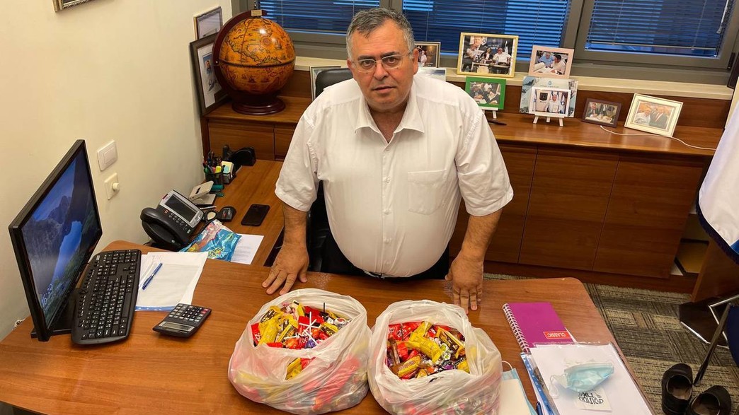 דוד ביטן והממתקים שהכינו באופוזיציה לח"כים דוד ביטן והממתקים שהכינו באופוזיציה לח"כים