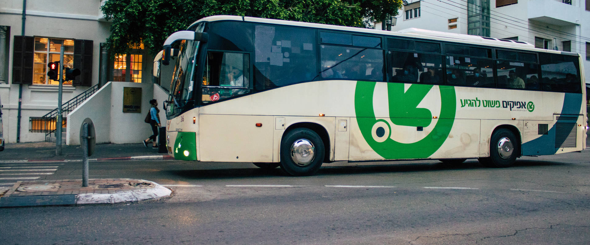 אוטובוס של חברת אפיקים בתל אביב, דצמבר 2020 (צילום: Jose HERNANDEZ Camera 51, shutterstock)