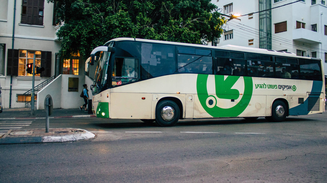 אוטובוס של חברת אפיקים בתל אביב, דצמבר 2020 (צילום: Jose HERNANDEZ Camera 51, shutterstock)