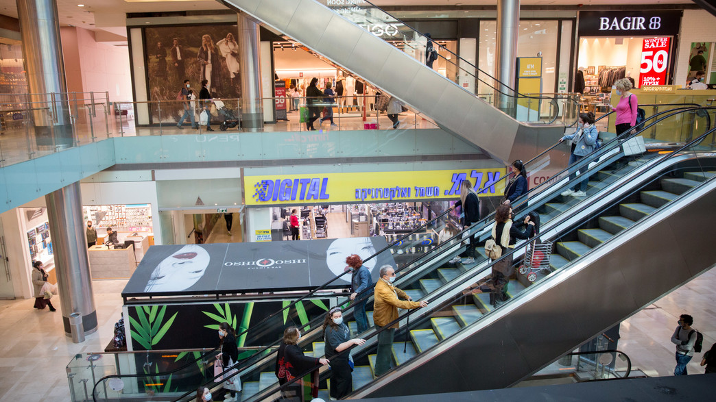 קונים בקניון גבעתיים אחרי פתיחת החנויות