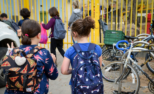 ילדים עם תיקים בדרך לבית הספר (צילום: אבשלום ששוני, פלאש/90 )