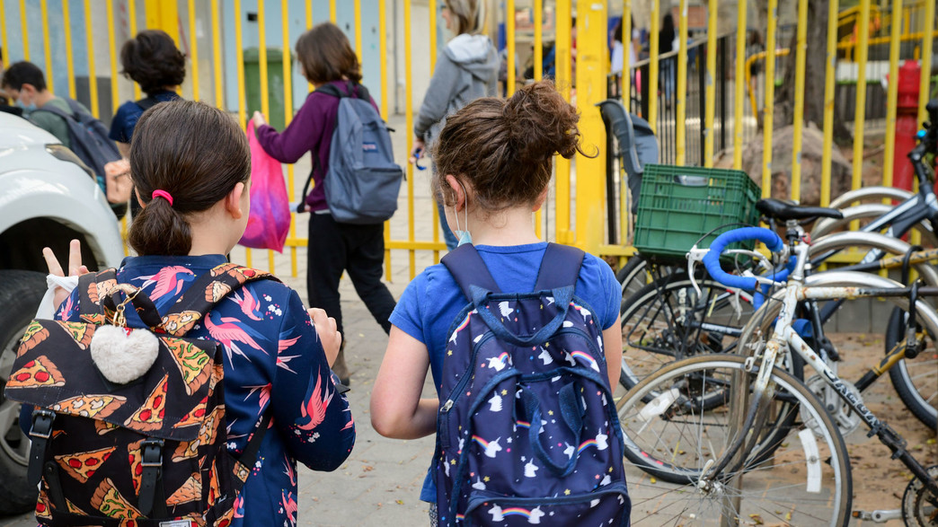 ילדים עם תיקים בדרך לבית הספר ילדים עם תיקים בדרך לבית הספר