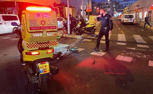 רוכב קורקינט נפצע קשה מפגיעת רכב בתל אביב (צילום: תיעוד מבצעי מד"א)