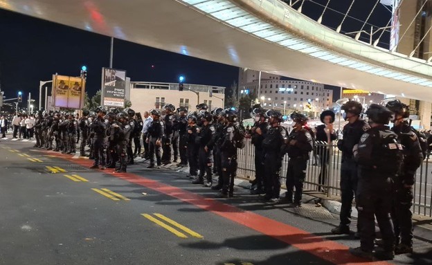 עשרות שוטרים במחאה בגשר המיתרים (צילום: N12)