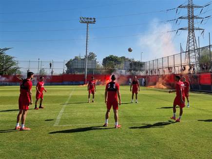 אוהדי הפועל ת"א בטירוף (צילום: הפועל ת"א)