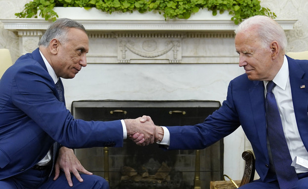 נשיא ארה"ב ג'ו ביידן וראש ממשלת עירק כאזמי (צילום: AP)
