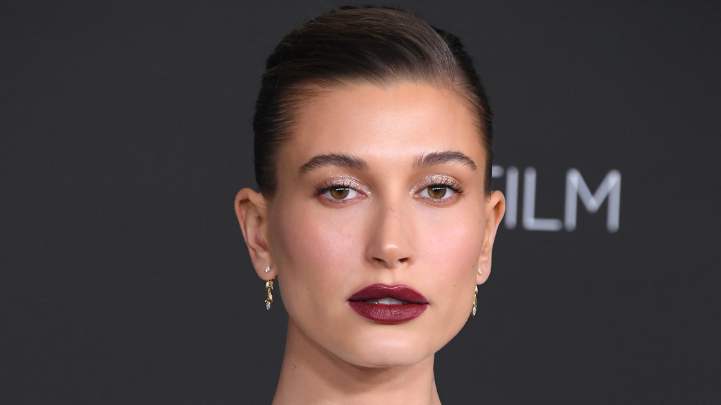 היילי ביבר בשמלה לבנה מדהימה