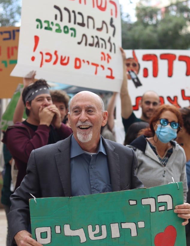 פרופסור אלון טל בהפגנה (צילום: הדר וויט)