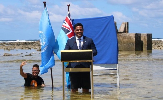 שר החוץ של טובאלו נואם במים בגלל משבר האקלים (צילום: reuters)