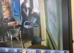 תיעוד מזעזע: תקף את אשתו באכזריות בתחנת דלק  (צילום: משטרת ישראל)