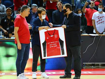 החולצה הממוסגרת לזכרו (לירון מולדובן)