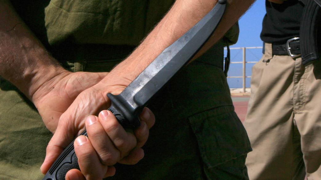 חייל מחזיק סכין (צילום: Chen Leopold, פלאש/90 )
