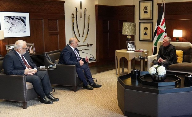 מנסור עבאס בפגישה עם מלך ירדן עבדאללה בעמאן (צילום: סוכנות הידיעות הירדנית פטרה)