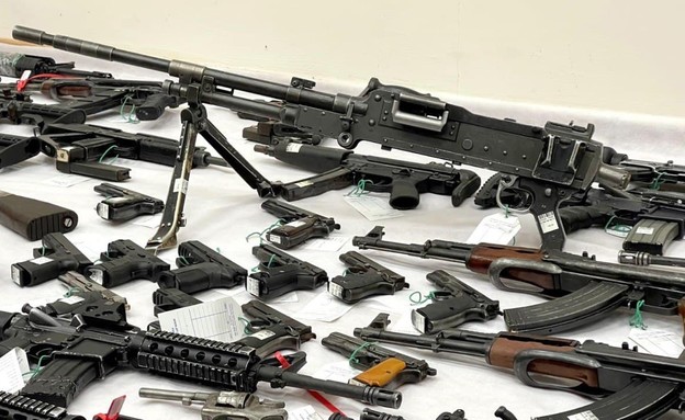 כלי הנשק שתפסה המשטרה במבצע המעצרים הגדול בתולדות המדינה (צילום: דוברות המשטרה)