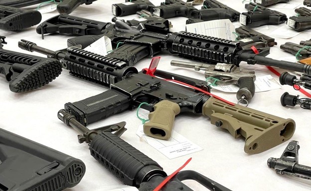 כלי הנשק שתפסה המשטרה במבצע המעצרים הגדול בתולדות המדינה (צילום: דוברות המשטרה)