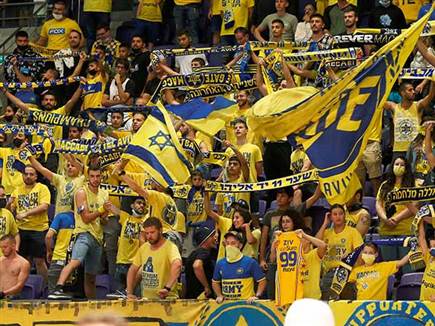 מול הקהל הצהוב האורח (צילום: אלן שיבר)