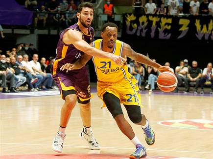 ננאלי עזר למכבים (צילום: אלן שיבר)