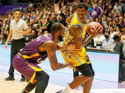 והמשחק נותר צמוד (צילום: אלן שיבר)