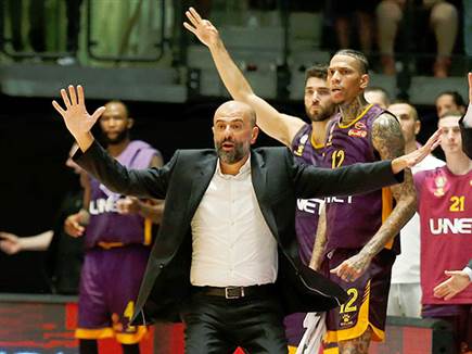 בוסקאליה והשחקנים שלו חגגו (צילום: אלן שיבר)