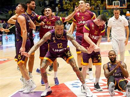 חגיגה אדירה של החולונים בסיום (צילום: אלן שיבר)