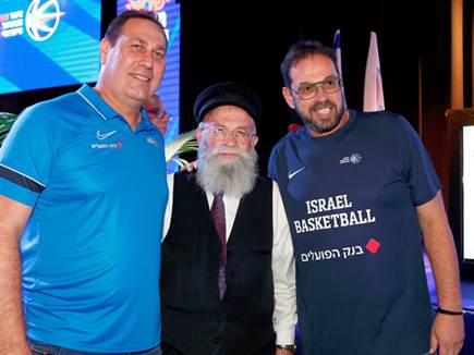 מאמן נבחרת הנשים דרוקר, מאמן הגברים גודס והרב יעקב גלויברמן (צילום: אלן שיבר)