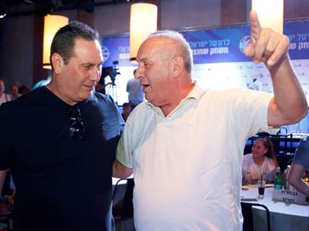 מאמן הנבחרת גודס והמאמן לשעבר צביקה שרף (צילום: אלן שיבר)