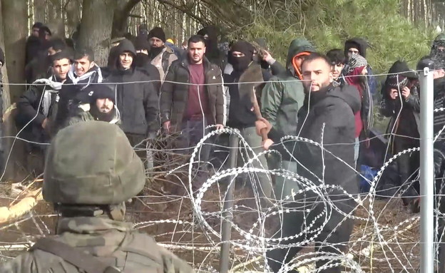 מהגרים מתקבצים על גבול בלרוס פולין (צילום: reuters)