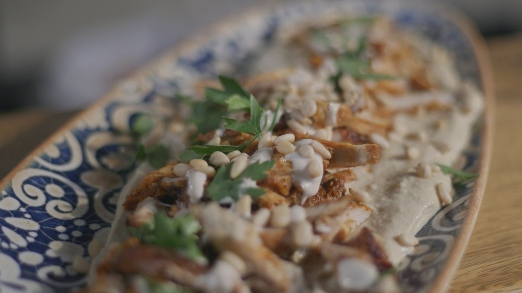 שווארמה פרגיות על מצע חומוס שווארמה פרגיות על מצע חומוס